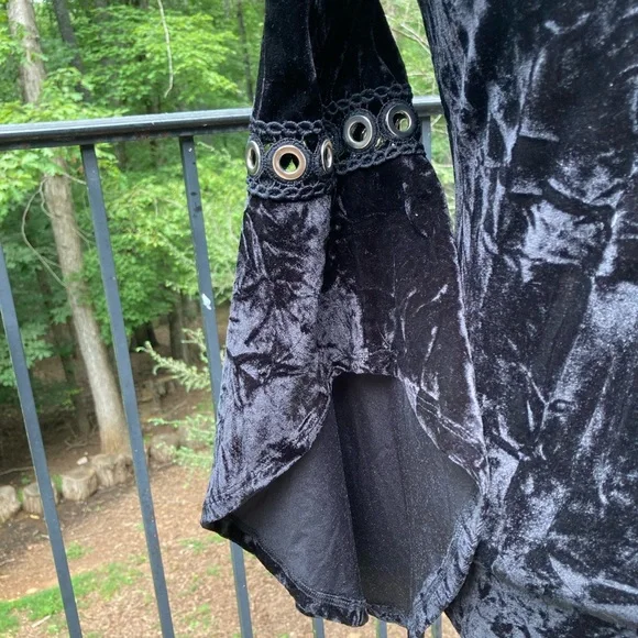 Lumie black velvet bell sleeved top with silver accents, off the shoulder sz S - Picture 2 of 4